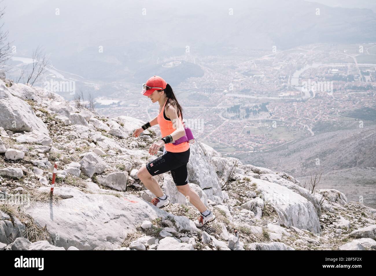 Trebinje, Bosnien und Herzegowina / 03-18-2017/ Skyrunning-Rennläufer auf felsigen Bergrücken. Stockfoto