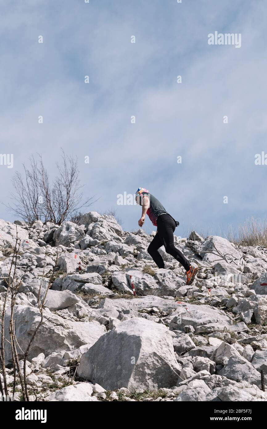 Trebinje, Bosnien und Herzegowina / 03-18-2017/ Skyrunning-Rennläufer auf felsigen Bergrücken. Stockfoto