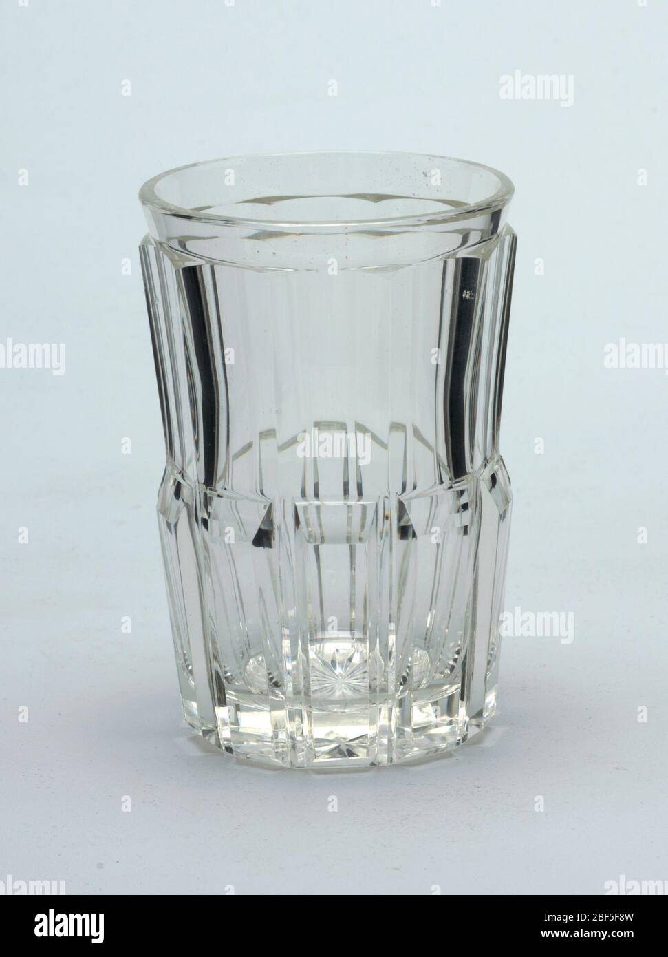 Nein 2. Mundgeblasener Kristall-Bierbecher, facettiert und Relief-prismatisch-geschnitten und poliert. Stockfoto