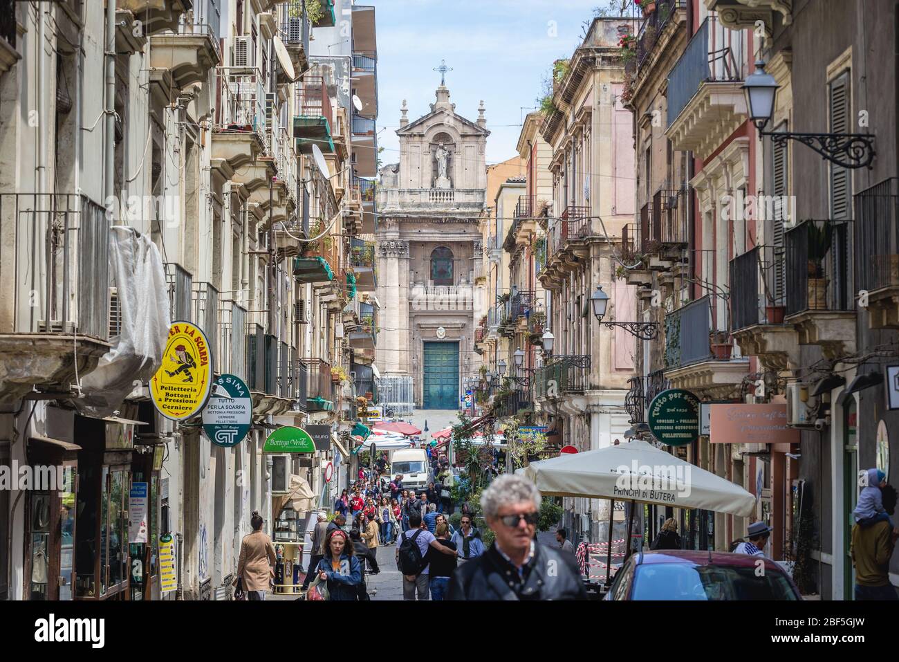 Heiligtum der Madonna del Carmine - unsere Liebe Frau vom Berg Carmel von der Via Pacini in Catania aus gesehen, der zweitgrößten Stadt der Insel Sizilien in Italien Stockfoto