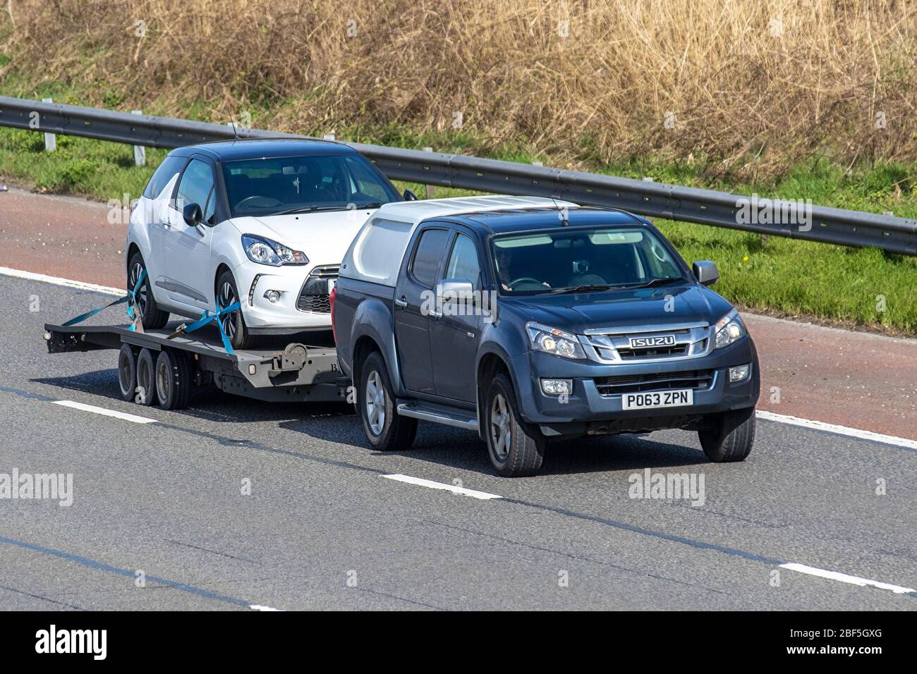 2013 blau Isuzu D-Max Yukon D/C Intcooler Towing 2014 weiß Citroën DS3 Dstyle E-HDI; Fahrzeug Verkehr Moving Vehicles, Driving Vehicle on UK Roads, Motors, Autofahren auf der Autobahn M6 Stockfoto