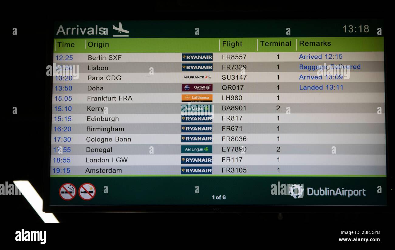 Dublin, Irland - 6. April 2020: Ankunftsbildschirm am Flughafen Dublin während der Sperrbeschränkungen von Covid-19. Stockfoto