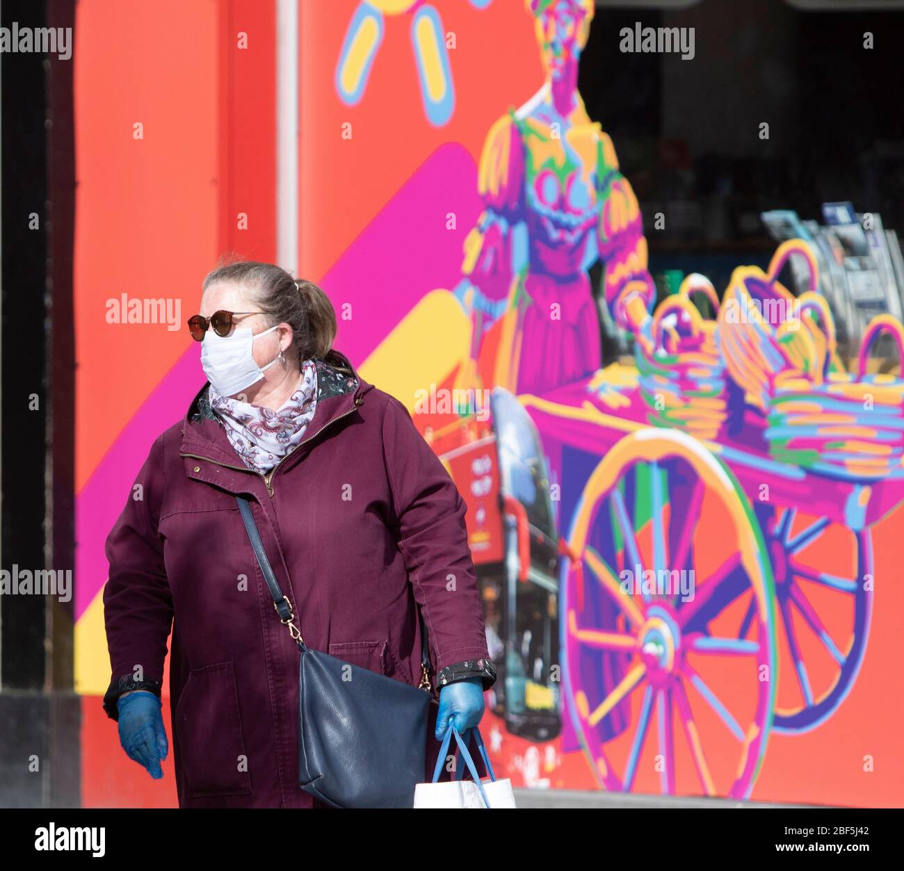 Dublin, Irland - 6. April 2020: Eine Frau, die während der Sperrbeschränkungen von Covid-19 eine Gesichtsmaske trägt. Stockfoto