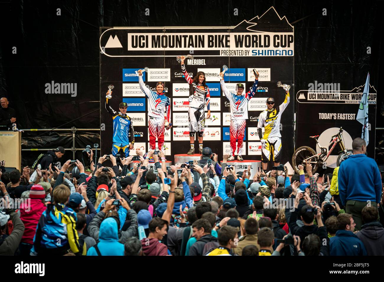MERIBEL, FRANKREICH - 23. AUGUST 2014. UCI Mountain Bike Downhill World Cup Podium: 1. Josh Bryceland 2. Aaron Gwin 3. Troy Brosnan 4. Sam Hill 5. Siehe An Stockfoto