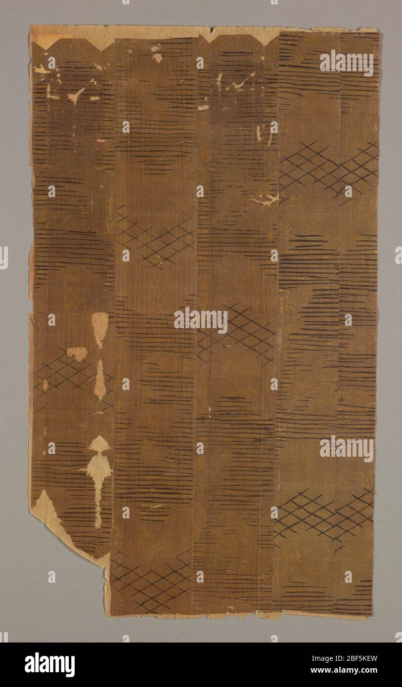 Fragment. Fünf vertikale Streifen auf Papierträger zusammenkleben; feines dünnes Seidentuch (mit je zwei Kettchen eng aneinander geschoben, dann Raum, dann zwei, etc.), mit schwachen kleinen kontinuierlichen Golddesigns fliegender Vögel in Blumen, Blumen auf Wasser, Rosetten in Diamanttrell Stockfoto