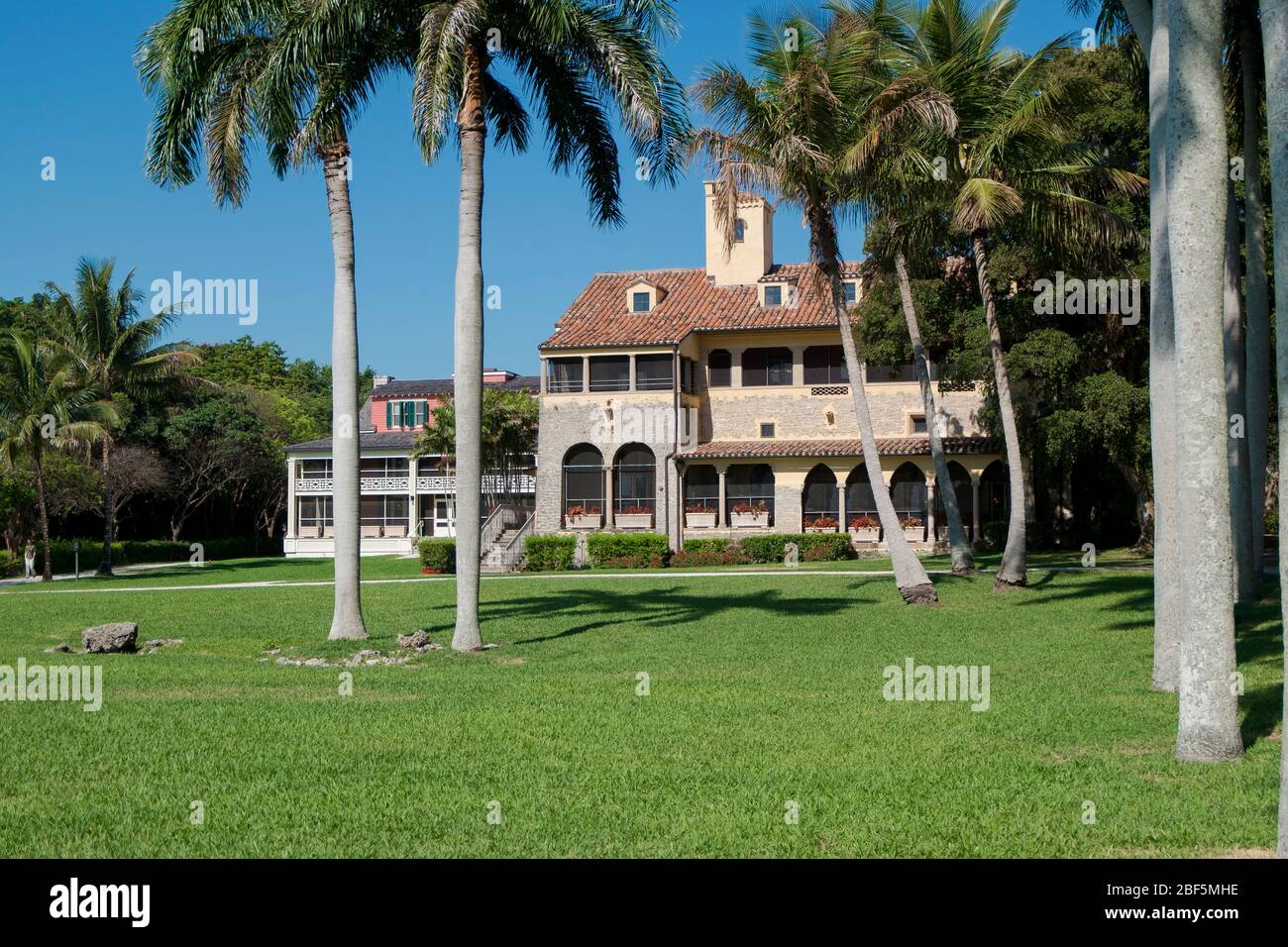 Von außen, Blick auf die Rasenfläche des Hauptsteinhauses. Im Charles Deering Estate National Heritage Park in Miami, Florida. Stockfoto