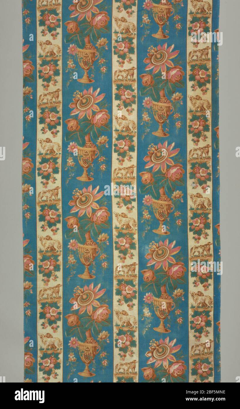 Textil. Teil des Deckels oder Vorhangs, aus Baumwolle gestreift in blau und weiß mit bedruckten Mustern in Streifen. In blau, eine Vase mit Blumen; in weiß, Gruppen von Hunden abwechselnd mit Blumen. Mit roten und weißen Baumwollfransen verziert. Zwei Brotstreiche jeweils 29 Zoll breit. Stockfoto
