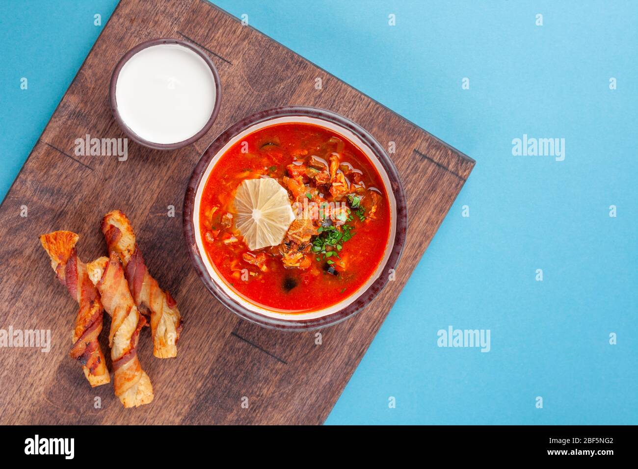 Traditionelles russisches Gericht Soljanka, rote Suppe mit ...