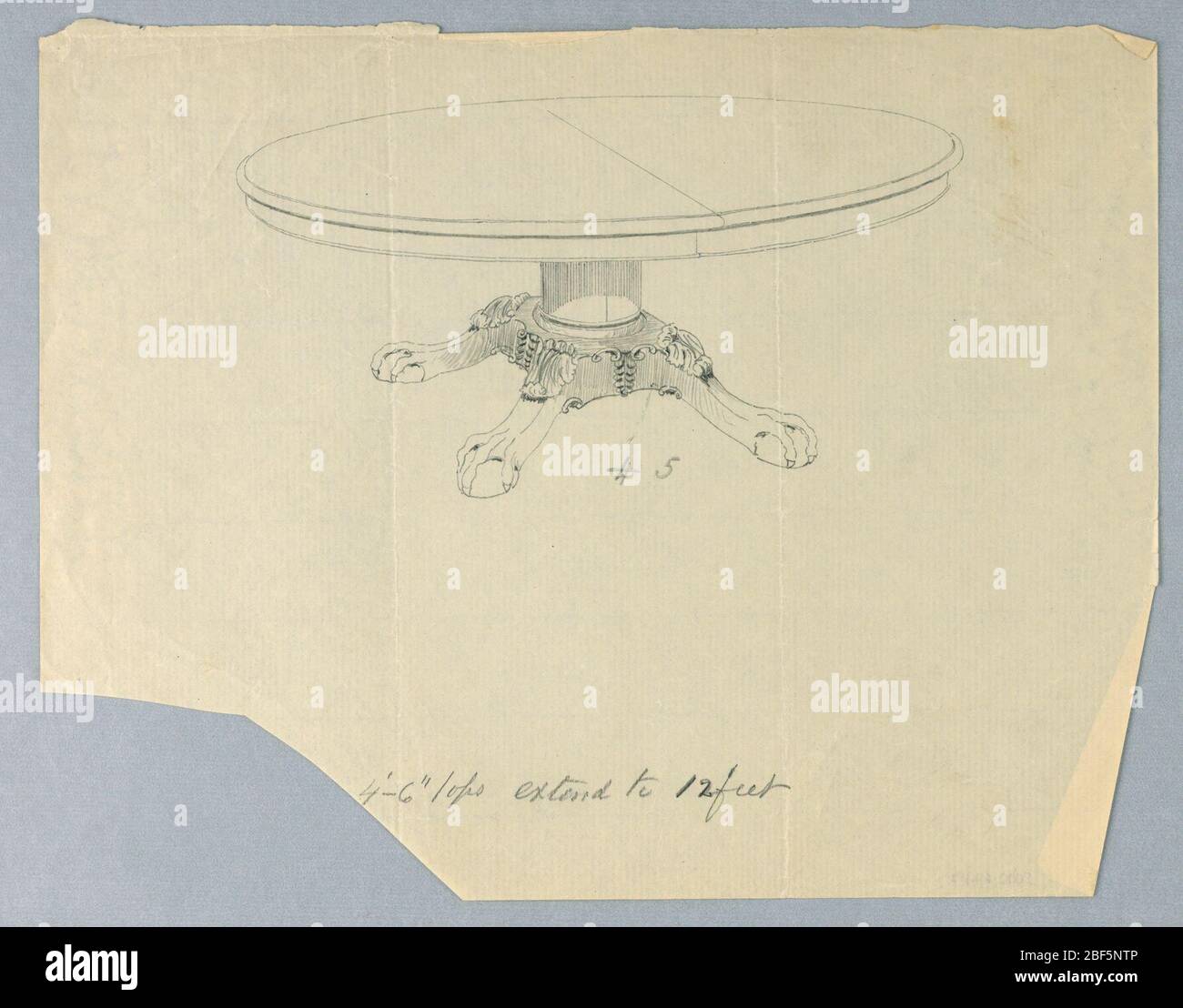 Design für einen runden Tisch mit KugelKrallenfüßen. Runde geformte Tischplatte mit einer Trennvorrichtung, die über die Mitte läuft; wird auf einer einfachen säulenähnlichen Stütze angehoben, die auf einer aufwendig geschnitzten Basis sitzt, die in vier (drei gezeigte) geformte und geschnitzte Kugel-und-Klaue Füße endet. Stockfoto