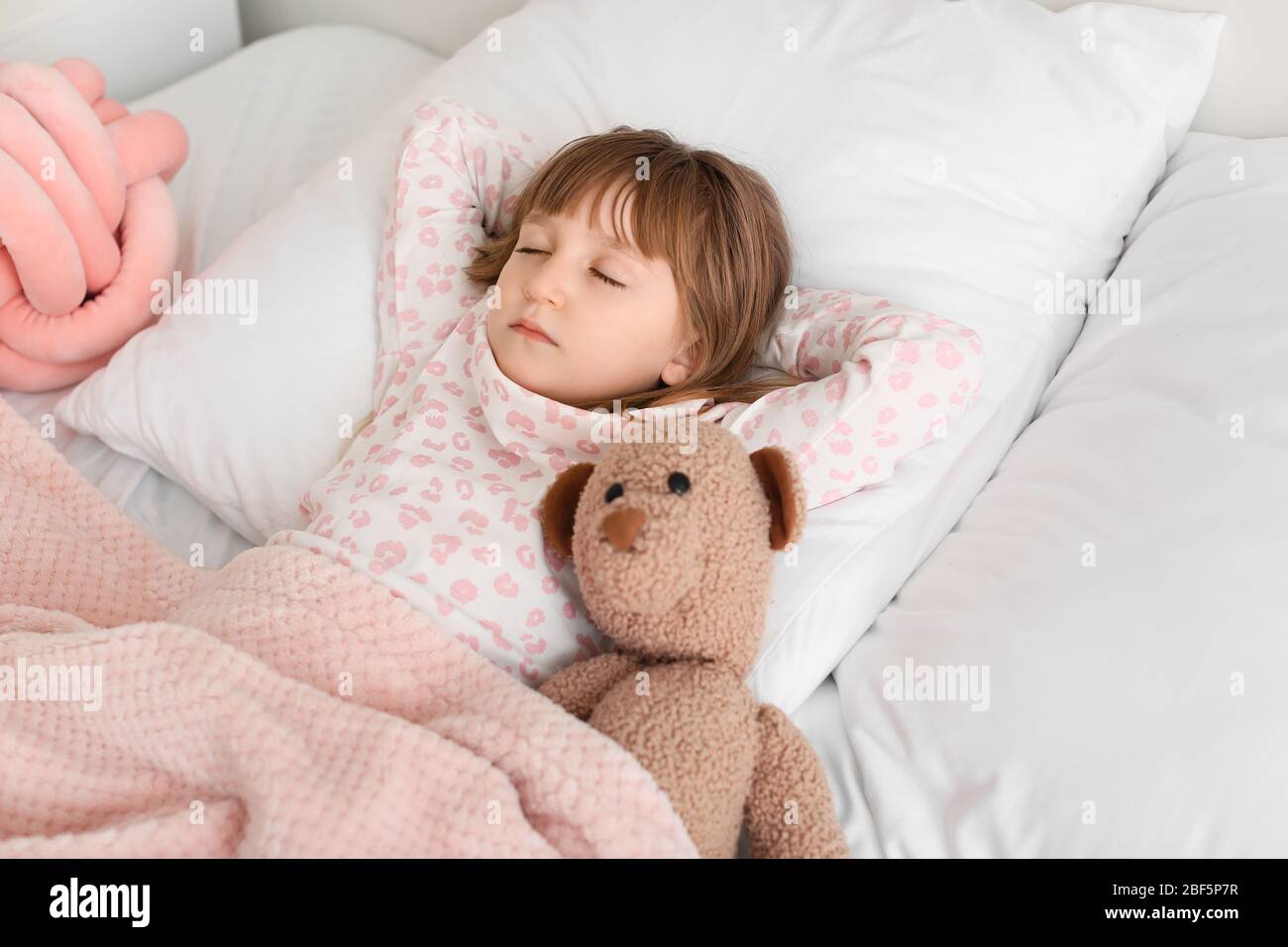 Kleines mädchen im bett schlafen Fotos und Bildmaterial in hoher