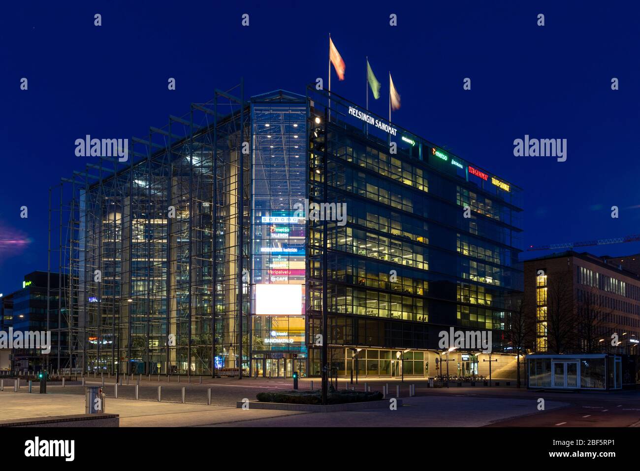 Sanomatalo - Bürogebäude ist das erste moderne Gebäude mit Glasfassade im Zentrum von Helsinki. Es wurde kritisiert, dass es sich nicht mit der Lage vermischt hat. Stockfoto