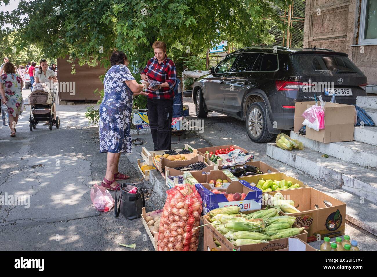 Obst und Gemüse stehen auf einem Bürgersteig in Chisinau, der Hauptstadt der Republik Moldau Stockfoto