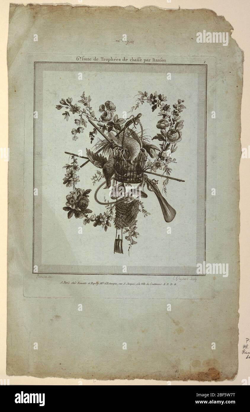 Trophäe mit Geräten der Jagdplatte 1 aus Suite de Trophes de Chasse Suite VI. Pistole, Jagdhorn und tote Vögel in einem Korb, mit Blumengirlanden bilden eine Trophäe. Unten, Graveur's und Designer's Namen. Aus Richtung 'Suite de Trophées de Chasse', Suite VI, Planche 1: Stockfoto