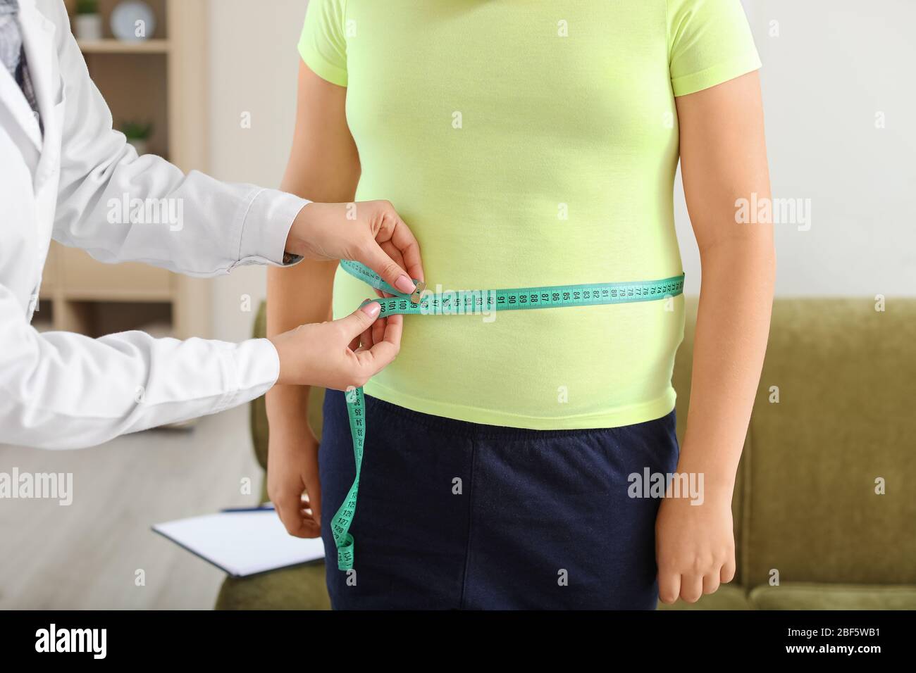 Dicke kinder beim arzt -Fotos und -Bildmaterial in hoher Auflösung – Alamy