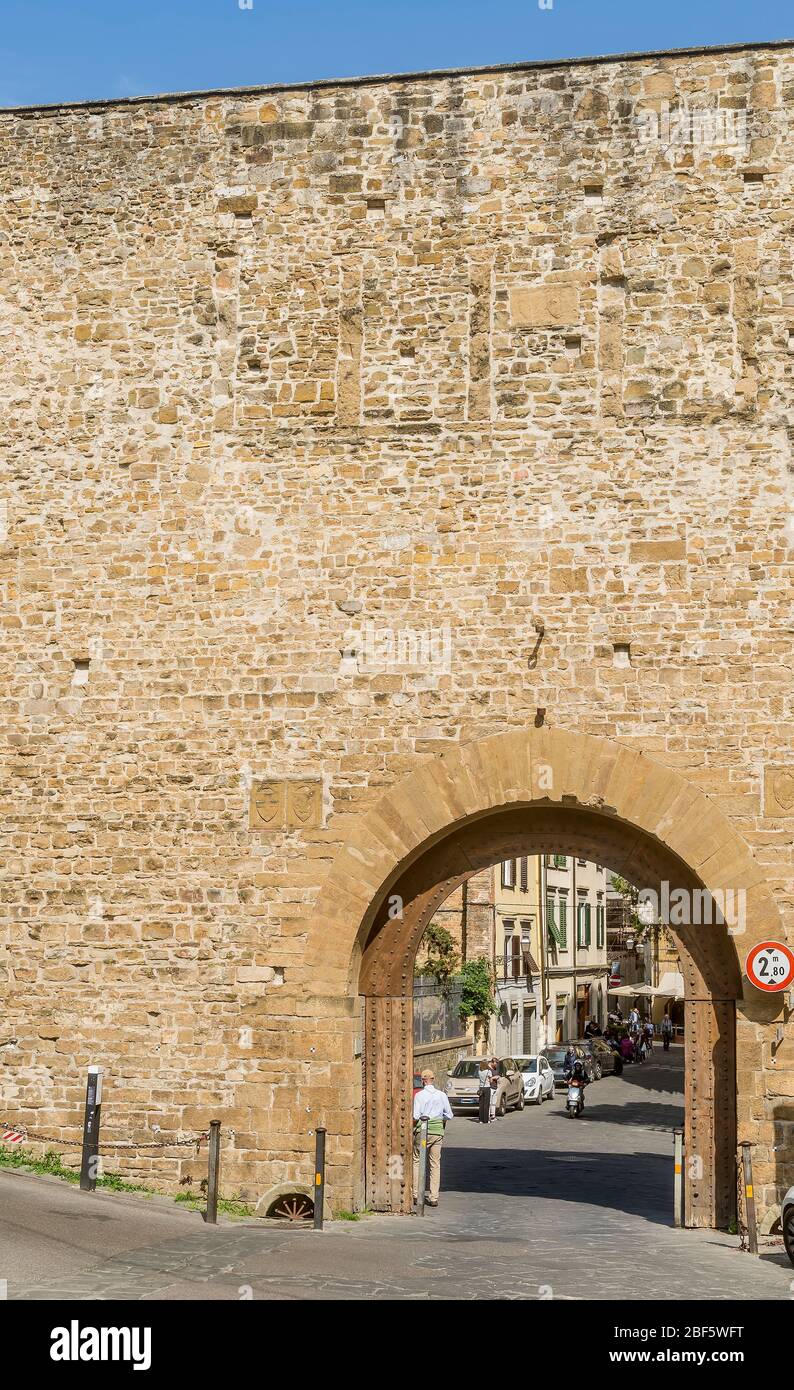 Die alte Porta San Miniato, die Teil des Kreises der Mauern von Florenz, Italien, Europa, an einem sonnigen Tag ist Stockfoto