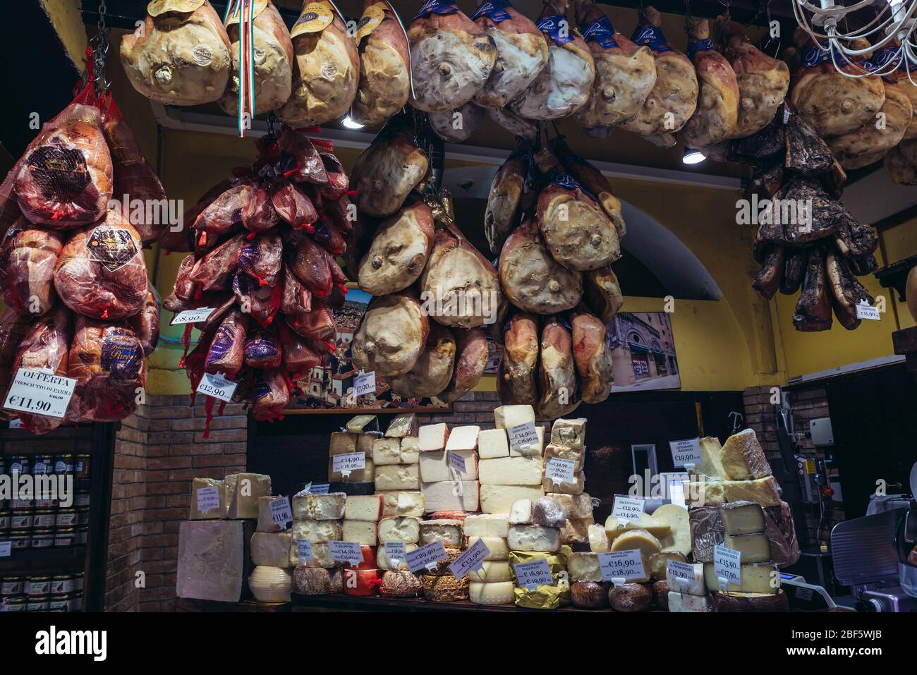 Fleisch und Käse zum Verkauf auf dem Mercato di Mezzo Lebensmittelmarkt in Bologna, Hauptstadt und größte Stadt der Emilia Romagna Region in Norditalien Stockfoto