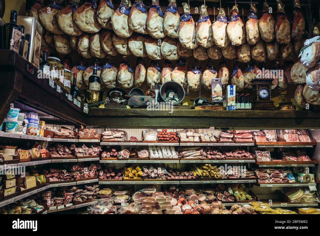 Fleischgeschäft auf dem Mercato di Mezzo Lebensmittelmarkt in Bologna, Hauptstadt und größte Stadt der Emilia Romagna Region in Norditalien Stockfoto