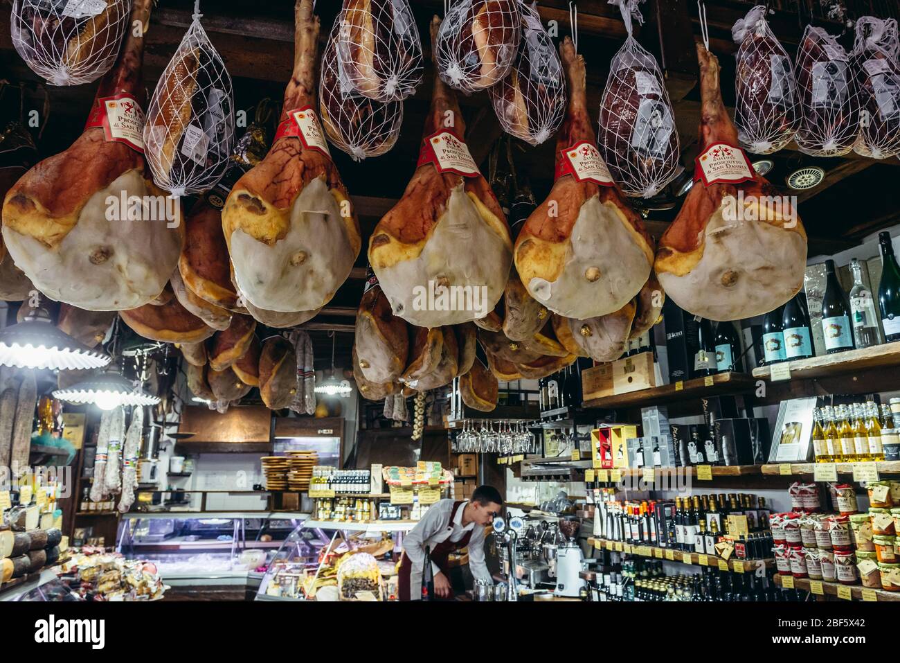 Prosciutto di San Daniele Schinken auf Mercato di Mezzo Lebensmittelmarkt in Bologna, Hauptstadt und größte Stadt der Emilia Romagna Region in Italien Stockfoto