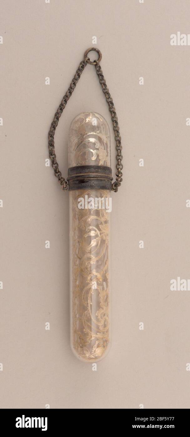 Duftflasche. Zigarrenförmige Duftflasche mit Metallverkleidung und Kette. Form ist zylindrisch mit halbkugelförmigen Enden mit silbernen Oberseite mit Kette an etwa drei Viertel der gesamten Länge mit kleiner Öffnung montiert. Stockfoto