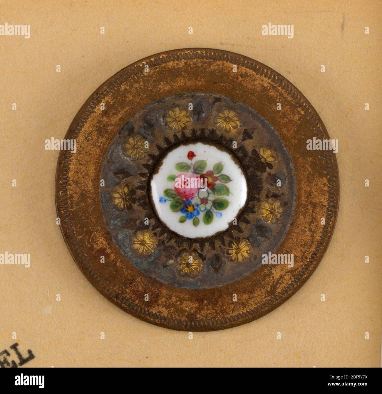 Taste. Komponente -c ist auf Karte 4Rundknöpfe aus Kupfer mit Nickelband verziert mit achtblättrigen Blüten und Lozenges aus Messing; Blumenspray farbig als zentrales Ornament bemalt. Blumenspray auf -d etwas anders als -a/c. Stockfoto