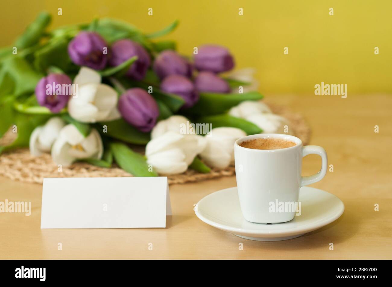 Tulpen auf dem Tisch mit Tasse Kaffee Stockfoto