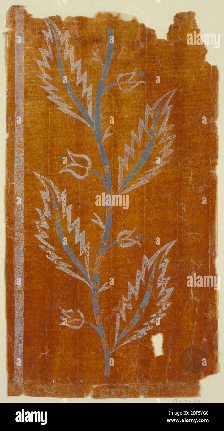 Design für eine gestickte oder gewobene vertikale Rand. Ein welliger Stamm mit großen gegliederten Blättern und kleinen Blüten entgegengesetzter Richtungen in abwechselnden horizontalen Reihen, erhebt sich neben einem Streifen, links. Stockfoto