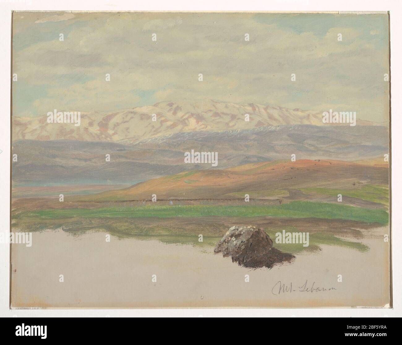 Libanon. Horizontale Landschaftszeichnung der schneebedeckten Bergkette, die sich im Rücken erhebt. Im Vordergrund ist ein Felsblock oder eine Ruine zu sehen. Stockfoto