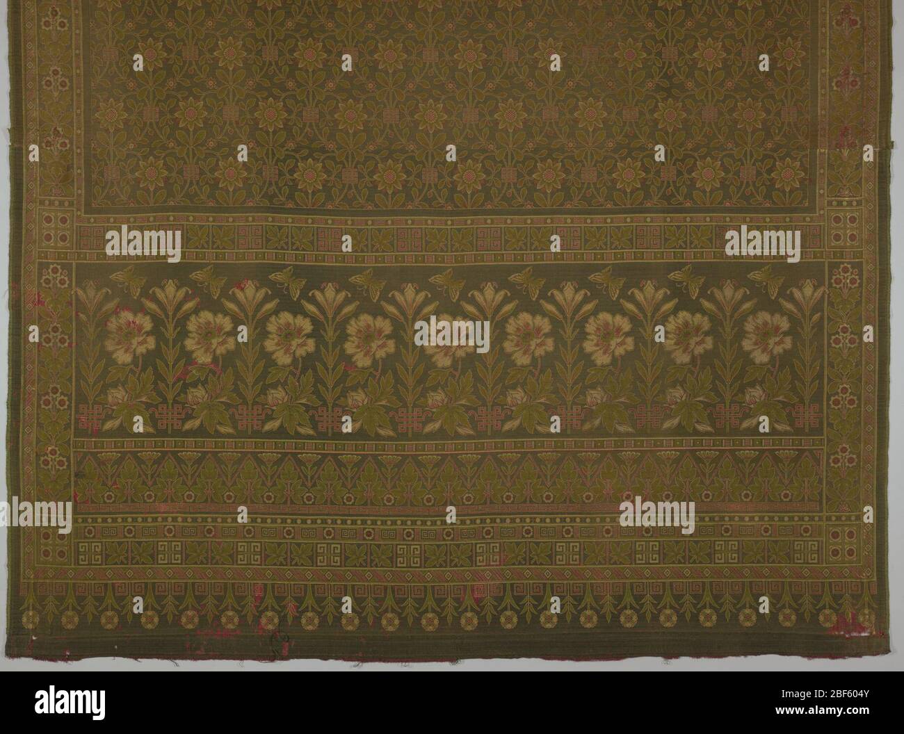 Panel. Gewebte Hängefigur mit breiter Bordüre unten und durchgehendem Muster oben in gedämpftem Rot, Gelb, Grün und Dunkelbraun. Die Bordüre enthält eine lilly, eine Chrysantheme und einen Schmetterling und das Wachband unter einer lotusartigen Pflanze. Stockfoto