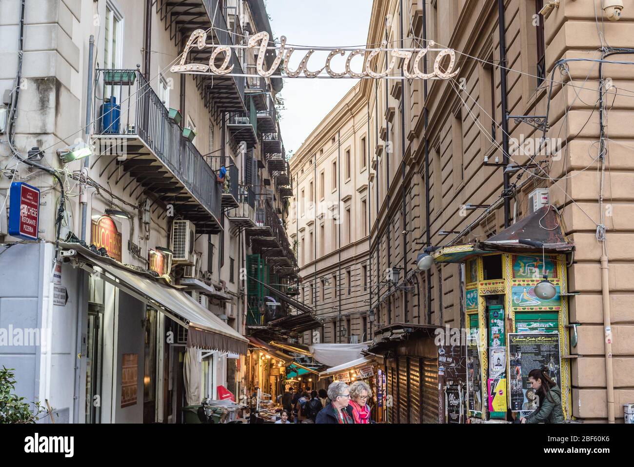 Zeichen des Freiluft-Straßenmarktes La Vucciria an der Macchirrlai-Straße in der süditalienischen Stadt Palermo, der Hauptstadt der autonomen Region Sizilien Stockfoto