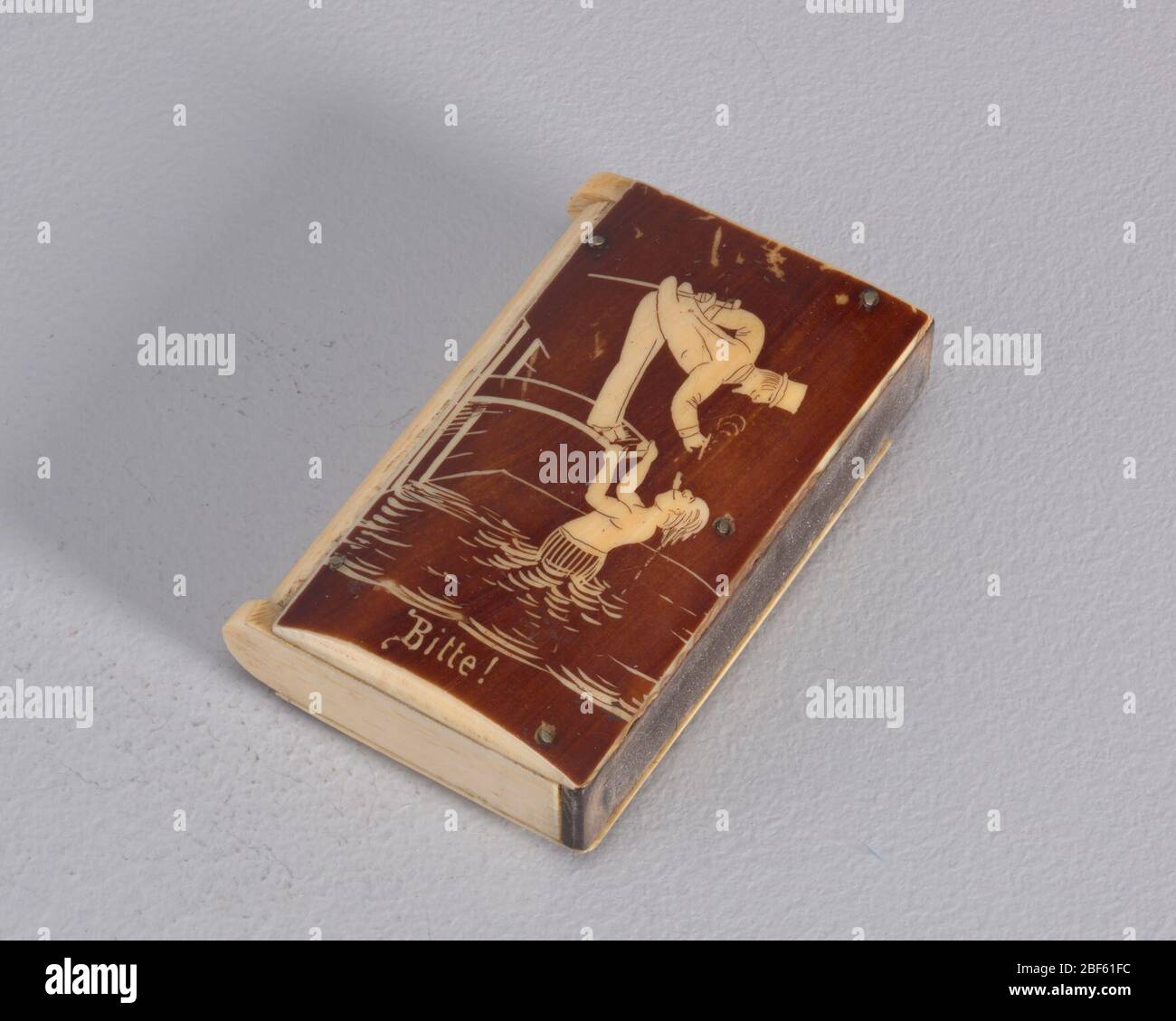 Gentleman und Schwimmer. Rechteckig, in Buchform, mit eingeschnittener Dekoration mit brauner Wäsche eines Gentleman in Top-Hut auf Sprungbrett stehend, um ein Licht von einem Schwimmer, der von Bord Rand hängt, während im Wasser unten, mit der Aufschrift "Bitte!" Unten. Stockfoto