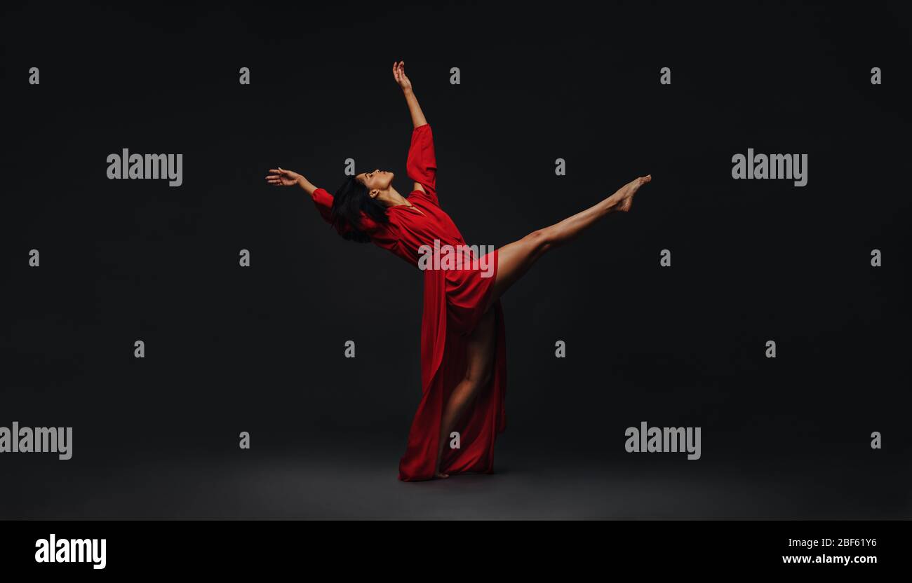 Zeitgenössische Tänzerin auf schwarzem Hintergrund. Junge Frau tanzt im Studio. Stockfoto