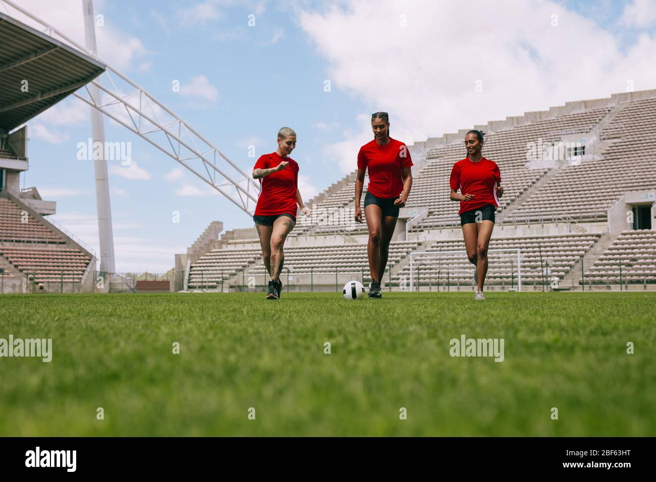 Fußballspieler, die auf dem Spielfeld spielen. Gruppe von Frauen, die im Stadion Fußballspiel spielen. Stockfoto