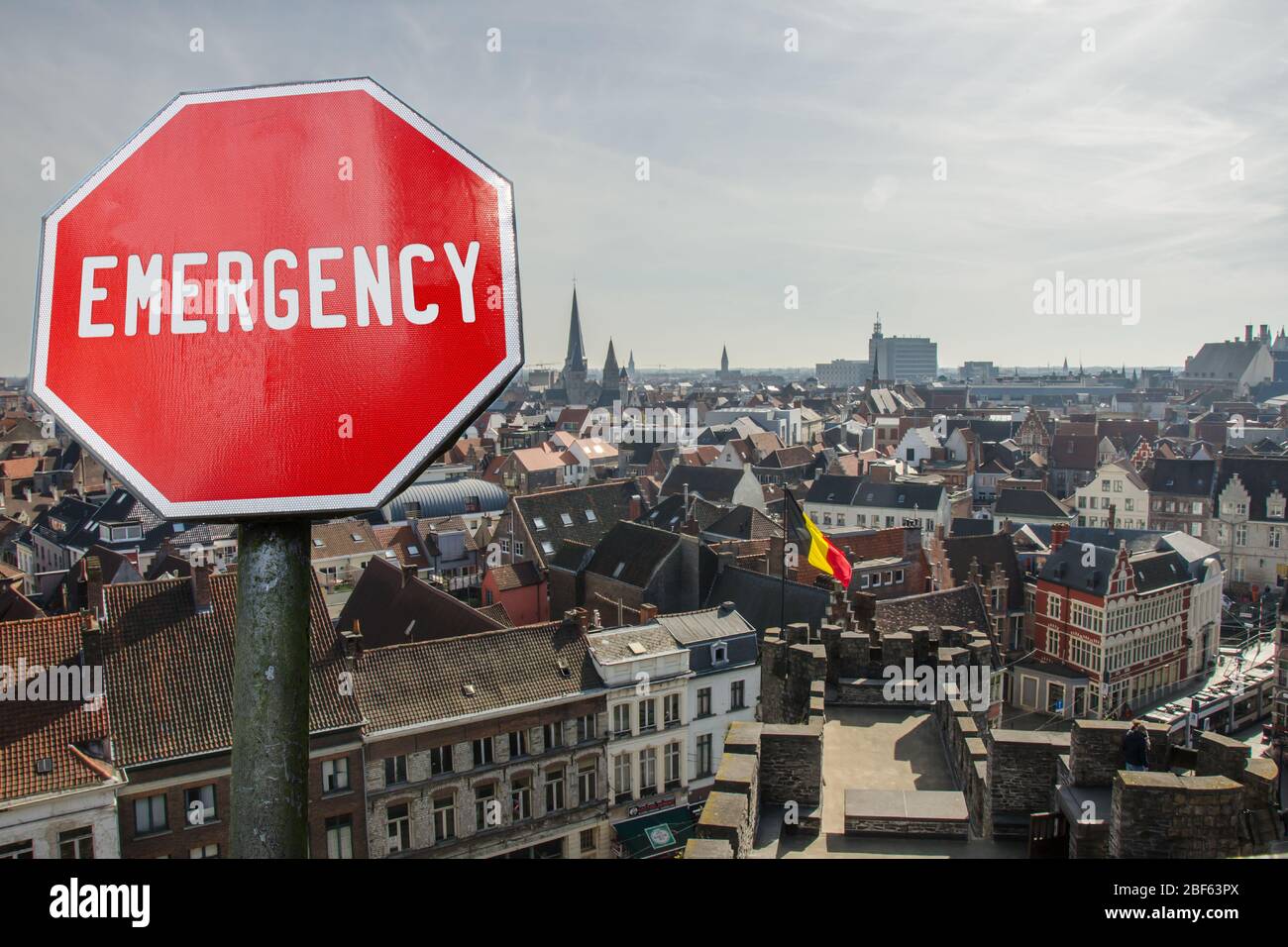 Notfallschild im Hintergrund des Brüsseler Stadtzentrums. Finanzcrash in der Weltwirtschaft wegen Coronavirus. Globale Wirtschaftskrise, Rezession Stockfoto