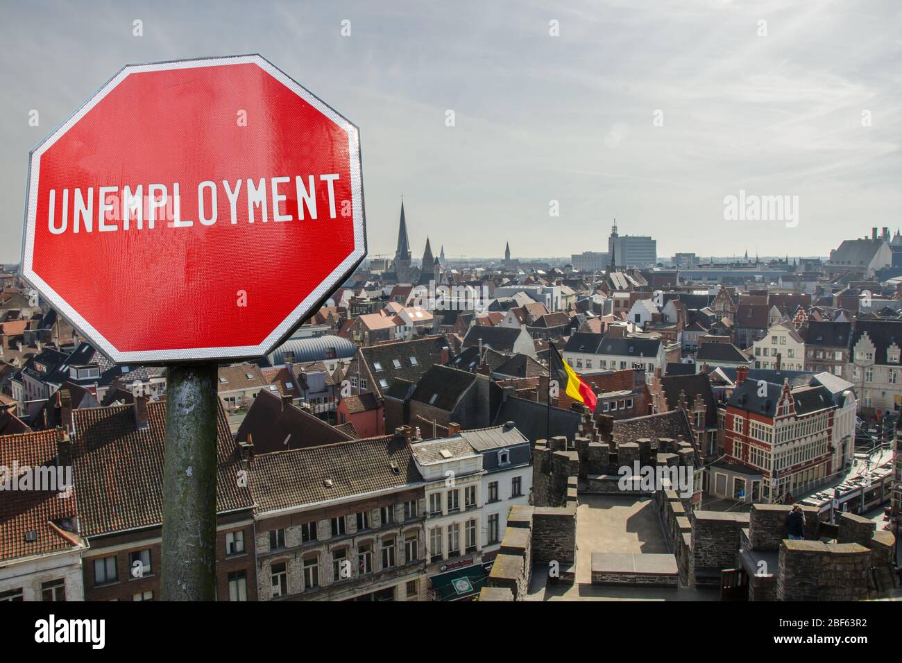 Arbeitslosenzeichen auf dem Hintergrund der Brüsseler Innenstadt. Finanzcrash in der Weltwirtschaft wegen Coronavirus. Globale Wirtschaftskrise, Rezession Stockfoto