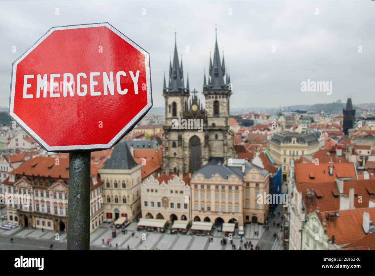 Notfallschild auf Prager Stadtzentrum Hintergrund. Finanzcrash in der Weltwirtschaft wegen Coronavirus. Globale Wirtschaftskrise, Rezession Stockfoto