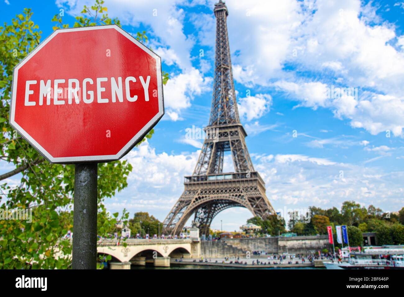 Notschild am Eiffelturm im Pariser Hintergrund. Finanzcrash in der Weltwirtschaft wegen Coronavirus. Globale Wirtschaftskrise, Rezession Stockfoto