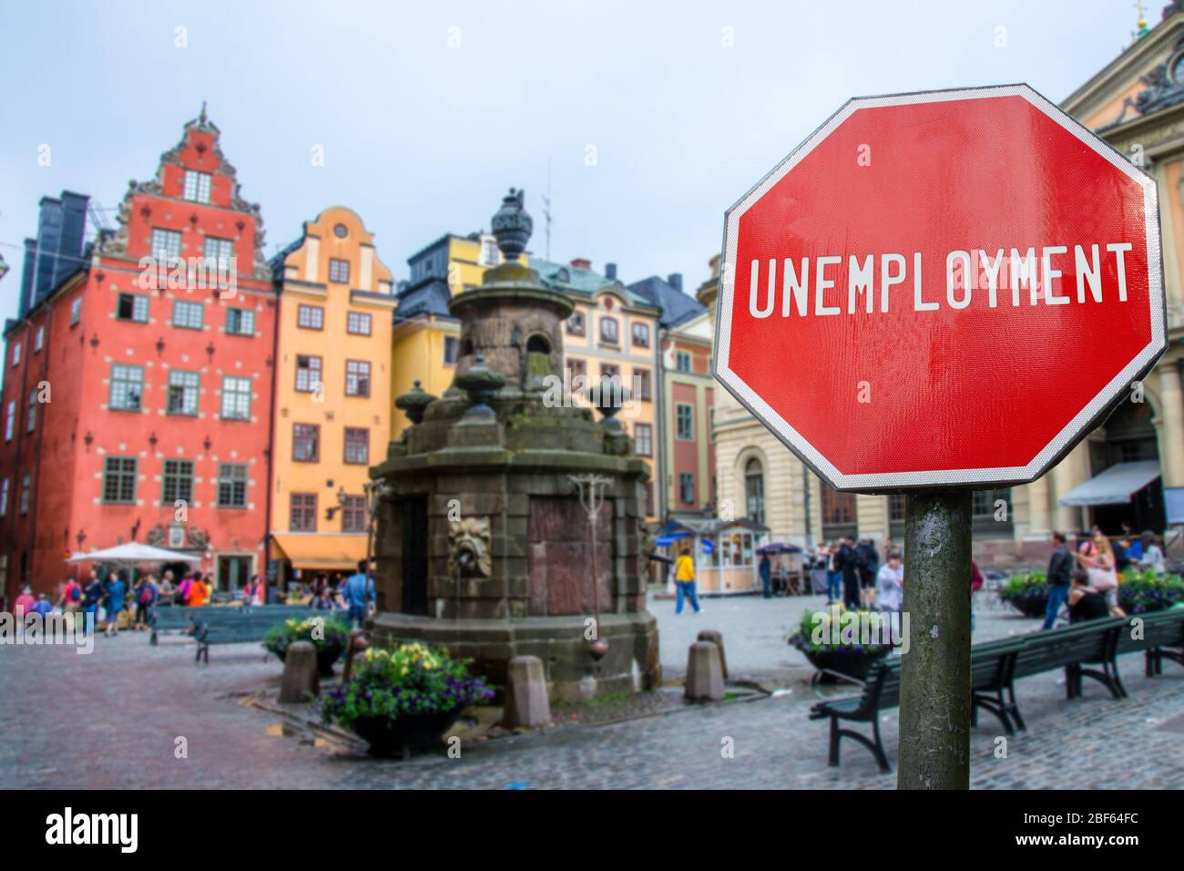 Arbeitslosenschild auf Stockholmer Altstadt Blick Hintergrund. Finanzcrash in der Weltwirtschaft wegen Coronavirus. Globale Wirtschaftskrise, Rezession Stockfoto