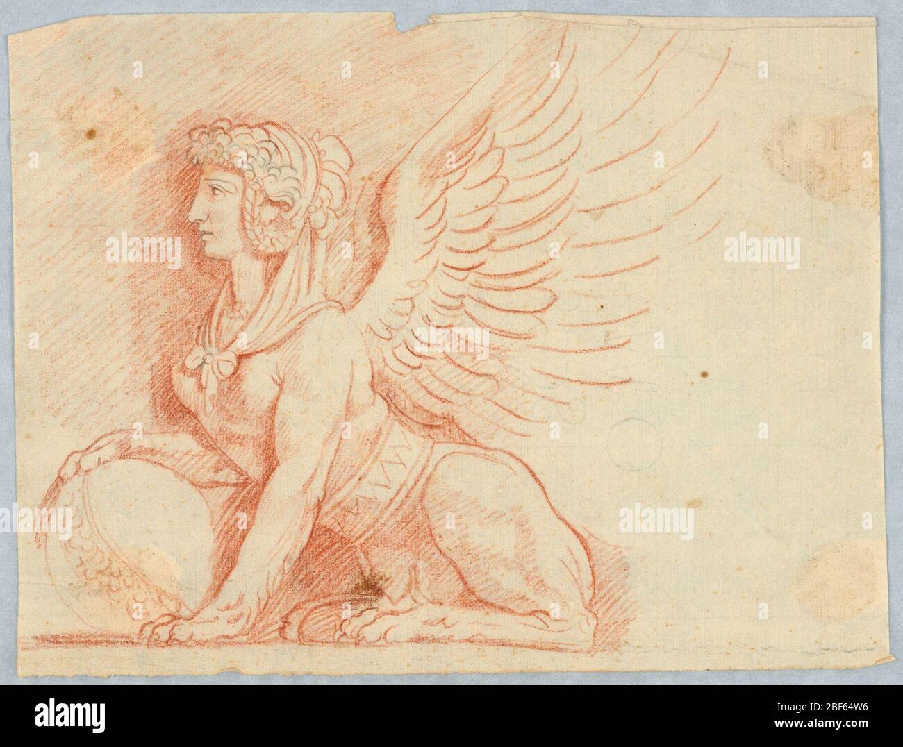 Eine Sphinx mit Globe. Sphinx mit Frauenkopf, Löwenkörper und Flügeln. Stockfoto