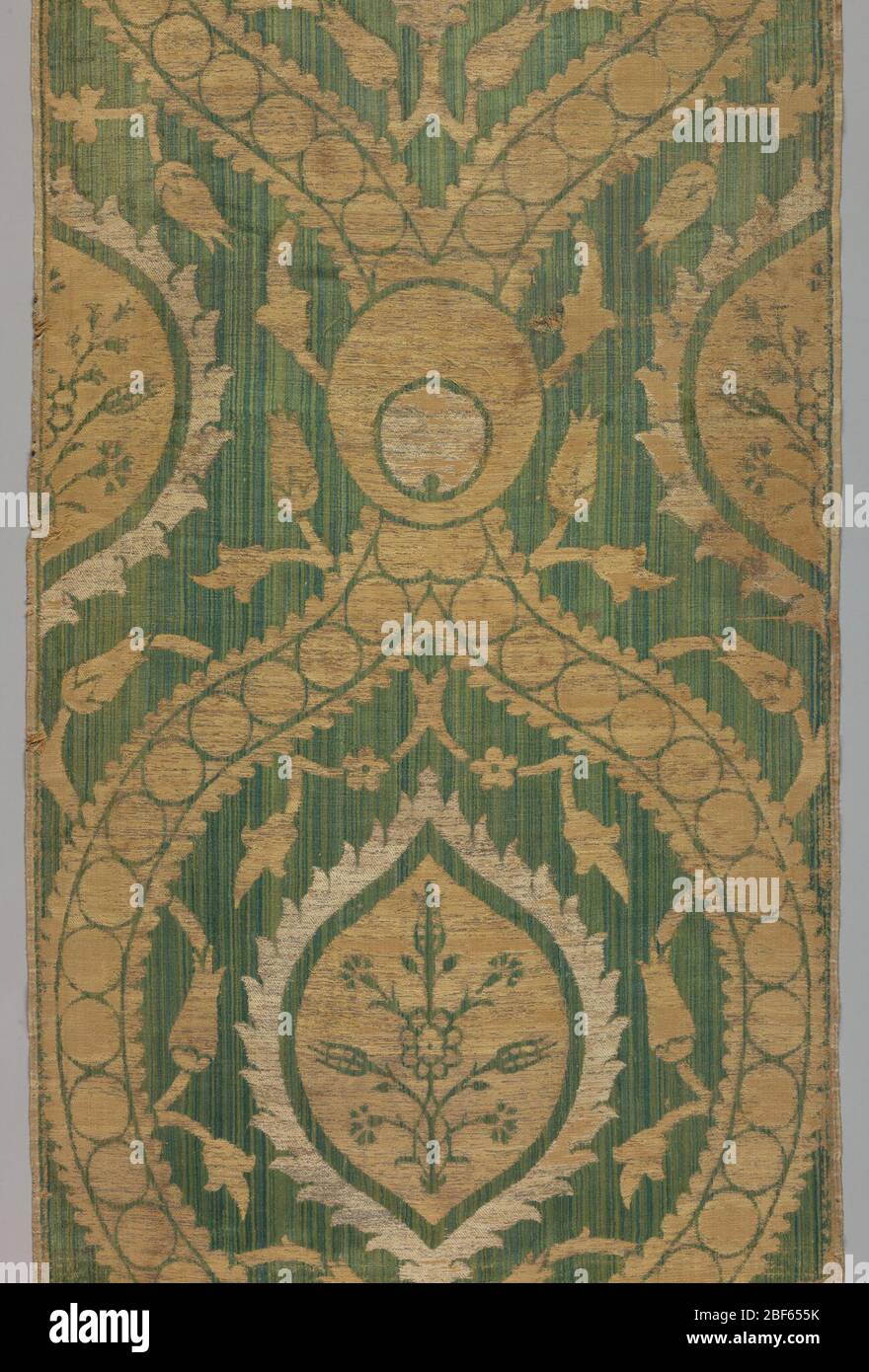 Textil. Eine Länge aus gewebtem Samt mit einem großformatigen, vertikal symmetrischen Design im Stil des 17. Jahrhunderts. Stockfoto