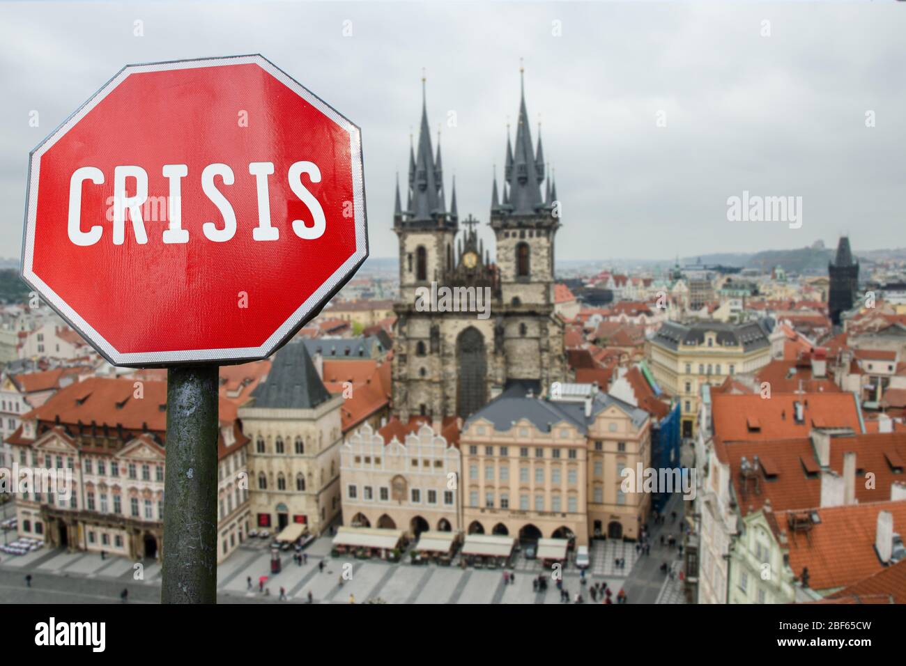Krisenstopp-Schild mit Blick auf .Prague, Tschechische republik. Finanzcrash in der Weltwirtschaft wegen der Coronavirus-Pandemie. Globale Wirtschaftskrise, reces Stockfoto