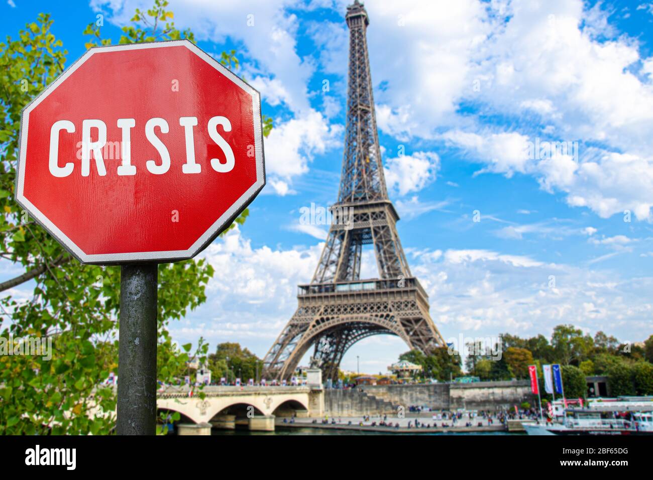 Krisenstopp-Schild mit Blick auf den Eiffelturm in Paris, Frankreich. Finanzcrash in der Weltwirtschaft wegen der Coronavirus-Pandemie. Globale Wirtschaftskrise, Stockfoto