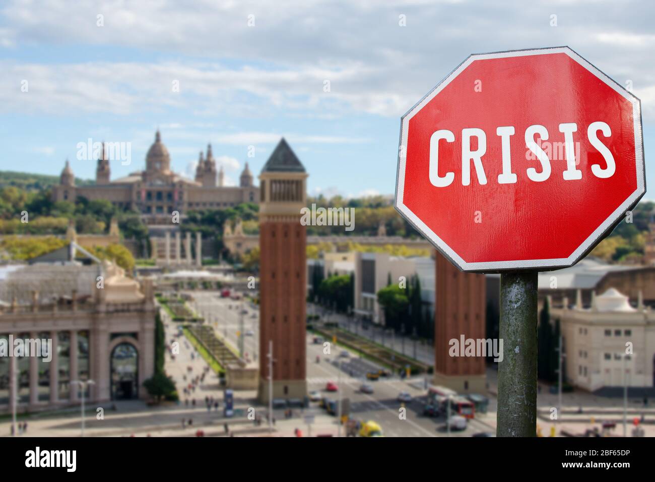 Krisenstopp-Schild mit Blick auf den spanischen Platz in Barcelona, Spanien. Finanzcrash in der Weltwirtschaft wegen der Coronavirus-Pandemie. Globale wirtschaftliche cr Stockfoto