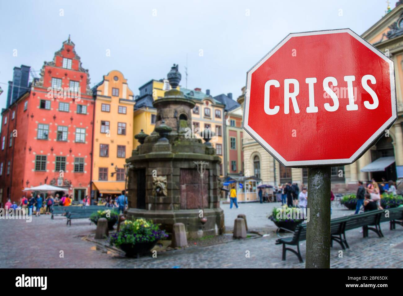 Krisenstopp-Schild mit Blick auf die historische Altstadt in Stockholm, Schweden. Finanzcrash in der Weltwirtschaft wegen der Coronavirus-Pandemie. Globale Wirtschaft Stockfoto