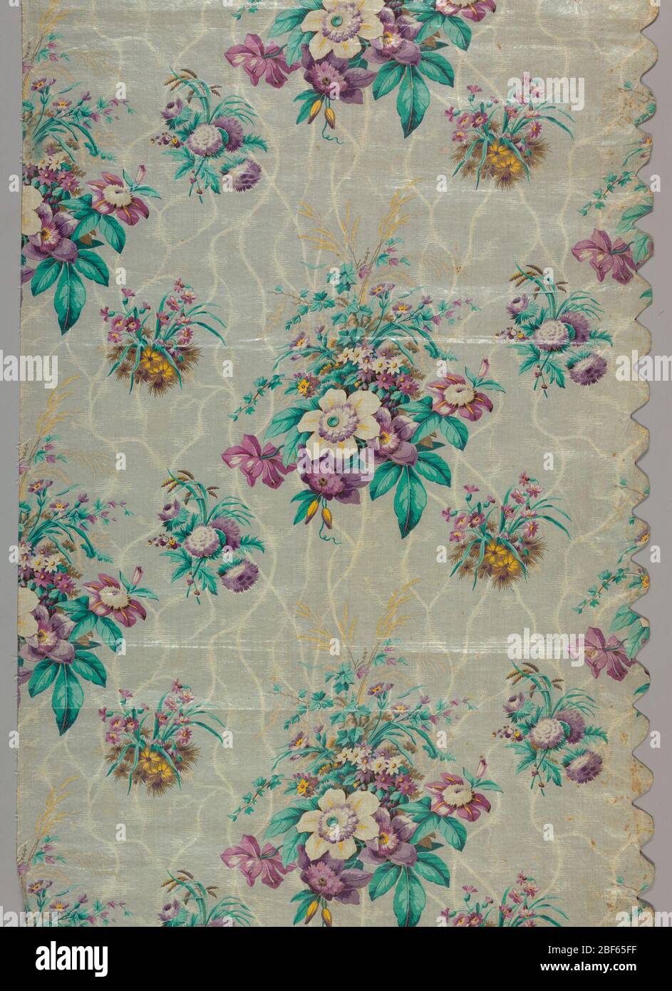 Textil. Panel aus dünn glasierten Chintz mit Boden in grau, mit naturalistischen Blütenbüscheln in Lavendel, Rose und blau-grün. Hintergrund hat einen Streifen oder rissige Eis-Effekt. Rechte Seite mit Wellenschliff Stockfoto