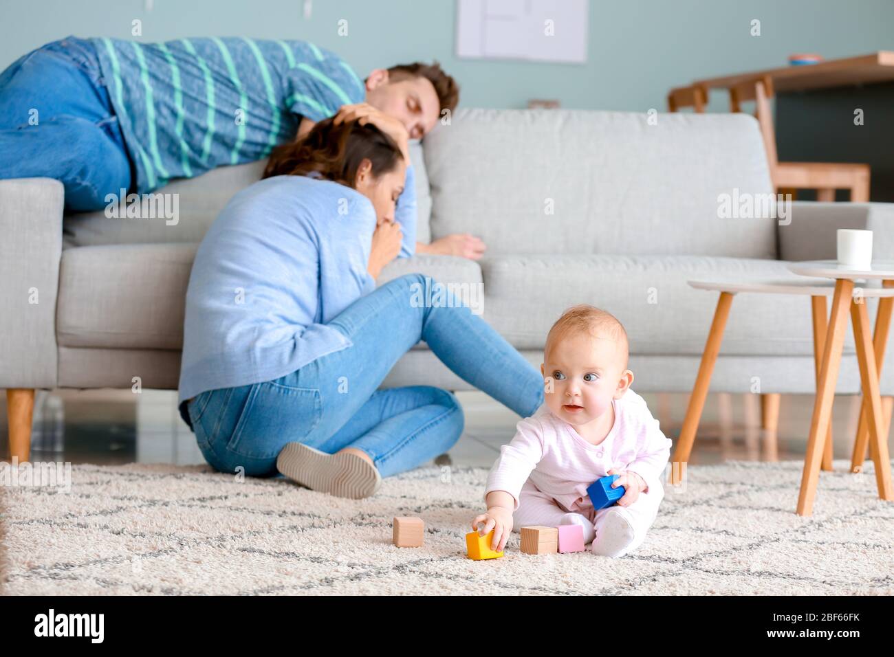 Nettes Baby und gestresste Paar leiden an postnatalen Depression zu Hause Stockfoto