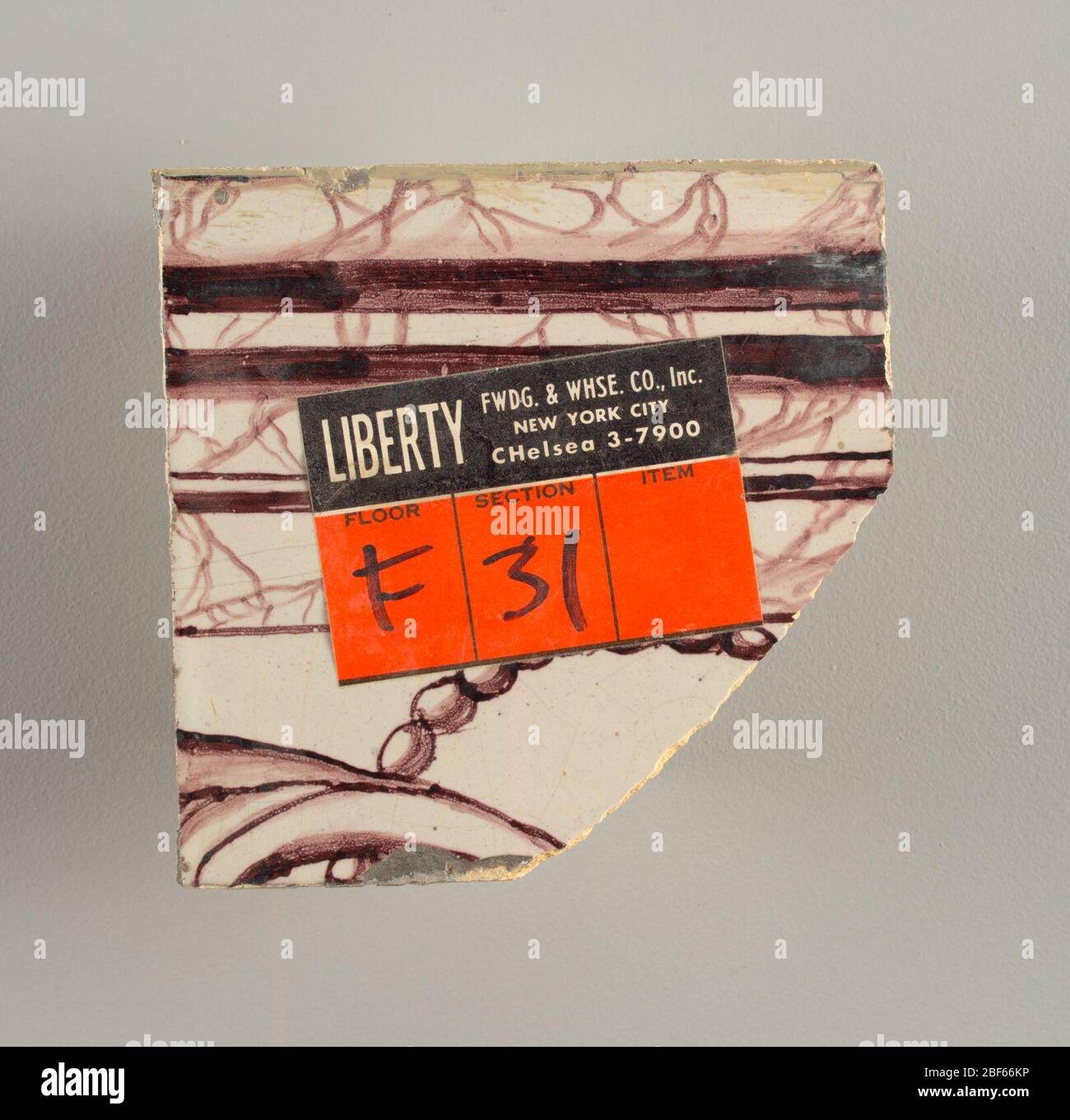 Wandseite. Horizontales Rechteck. Siebenunddreißig Fliesen breit und einundzwanzig hoch mit Öffnung für Tür oder Fenster neunzehn und eine Hälfte Fliesen hoch und zwölf breit. Links und rechts der Öffnung, zentriertes Vordach oben. Links, Frau, die Hoffnung repräsentiert, rechts, eine Skulptur Urne. Stockfoto