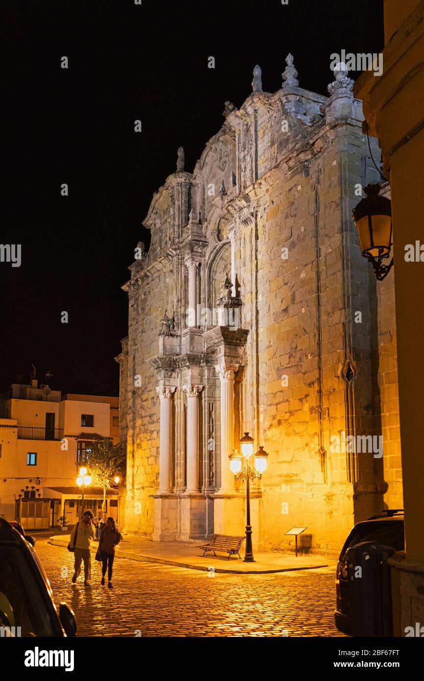 Kirche von San Mateo, in der Nacht, Tarifa, Costa de la Luz, Provinz Cadiz, Andalusien, Südspanien. Stockfoto