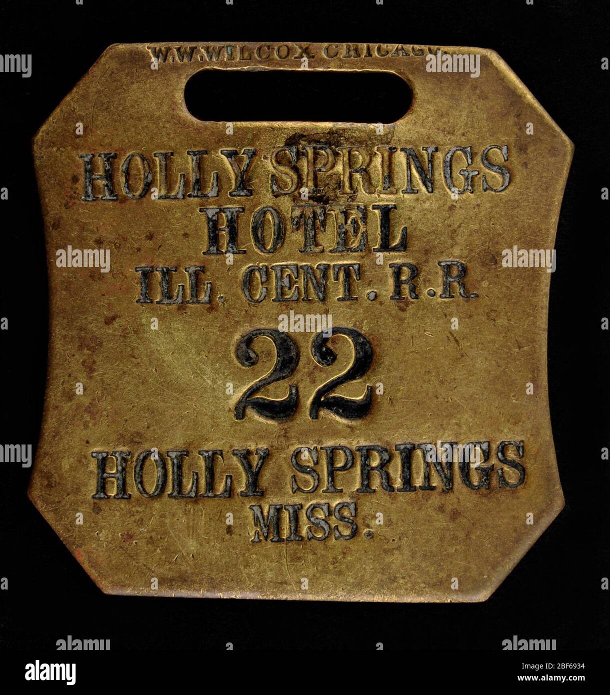 Holly Springs Hotel Owney Tag. Owney erhielt diesen Schlüssel-Scheck vom Holly Springs Hotel in Holly Springs, Mississippi. Der Token, der für den Zimmerschlüssel #22 verwendet worden wäre, weist darauf hin, dass das Hotel möglicherweise im Besitz der Illinois Central Railroad war. Stockfoto