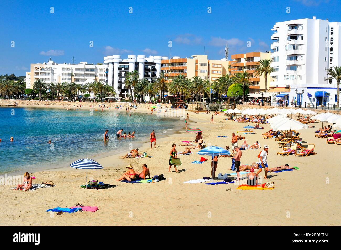 SANTA EULARIA DES RIU, SPANIEN - JUNI 14: Sonnenanbeter am Strand von Santa Eulalia am 14. Juni 2015 in Santa Eularia des Riu, auf Ibiza, Spanien. Ibiza ist Stockfoto