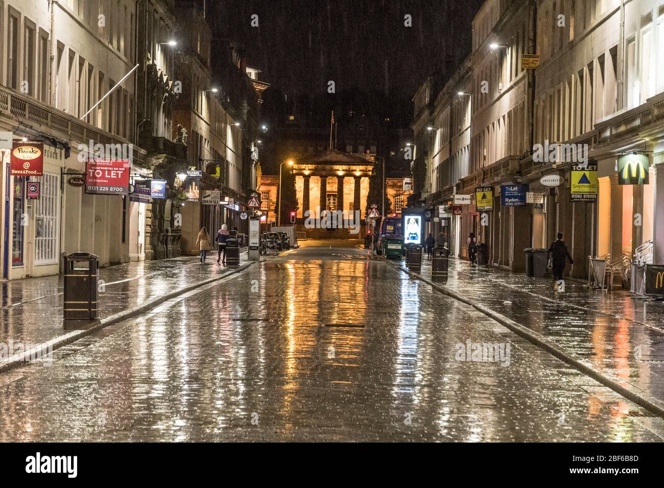 Glänzende nasse Straßenszene, Reform st Dundee. Stockfoto